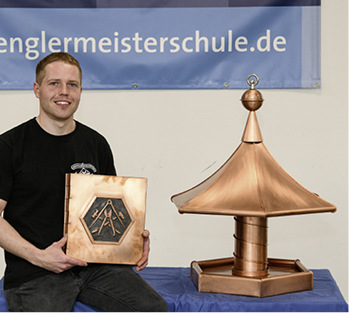 Stefan Kreis präsentiert sein Vogelhaus
