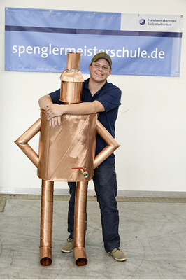 <p>Verliebt in sein Meisterstück ist Mario Vorbach</p> - © Spenglermeisterschule Würzburg