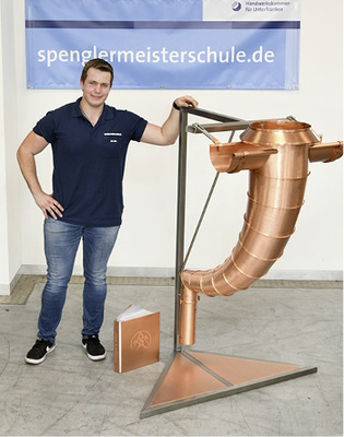 <p>Jan Lottes zeigt einen konischen Schweizer Bogen</p> - © Spenglermeisterschule Würzburg