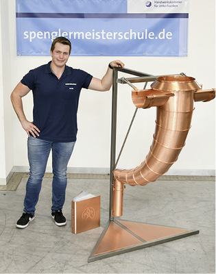Jan Lottes zeigt einen konischen Schweizer Bogen
