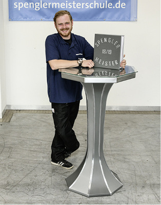 Anton Gerber steht an seinem Meistertisch
