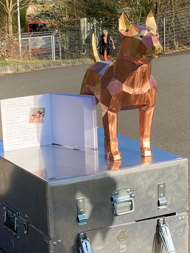 Die Box wurde genau auf die Maße des Hundes angepasst