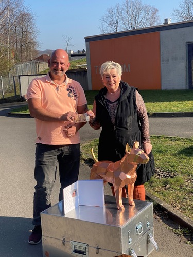 Die ersten 50 Euro wurden dem Tierheim Hagen übergeben