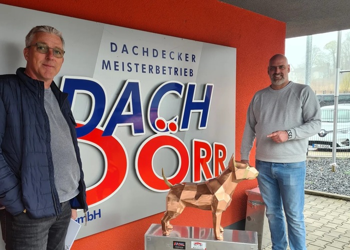 Auch bei Schneetreiben verliert Copper seine Spur nicht! Hier ist er zu Besuch bei der Firma Dörr in Hagen