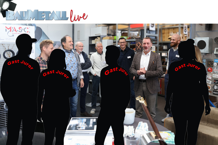 Eine Gruppe von Menschen steht und unterhält sich in einem Innenraum; vier Silhouetten sind mit "Gast Juror" beschriftet.