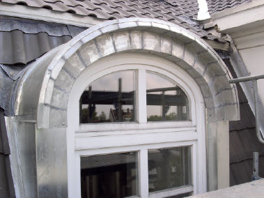 Schreck lass nach! Was aus gnädiger Entfernung aussieht wie ein schlampig gemauerter Fensterbogen, ist in Wahrheit eine gruselige Bastelarbeit aus Metall. - Mike Grimm in Hamburg-Barmbek 