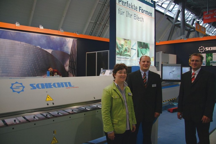 Maria Schechtl und Christoph Jakobs vor der neuen Abkantmaschine MAZ.