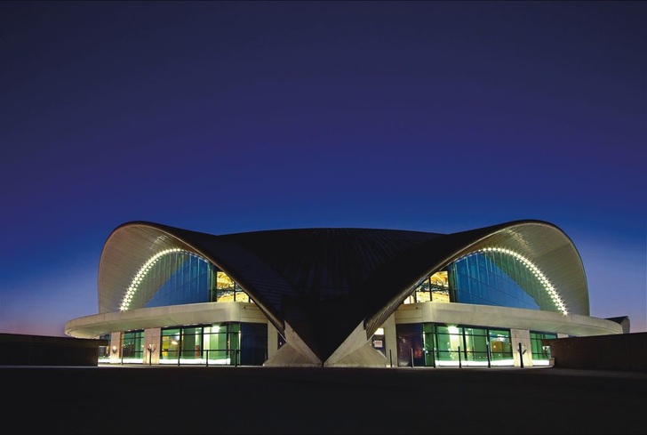 La Coque, die Muschel —Erweiterungsbau am olympischen Schwimmstadion der Stadt Luxemburg.Ausführung: Trmata s.à r.l, Luxemburg / Material: KME, Tecu-ClassicArchitektur: Roger Taillibert, Paris / Fotografie: Paul Metzler, Luxemburg BAUMETALL 8/2005