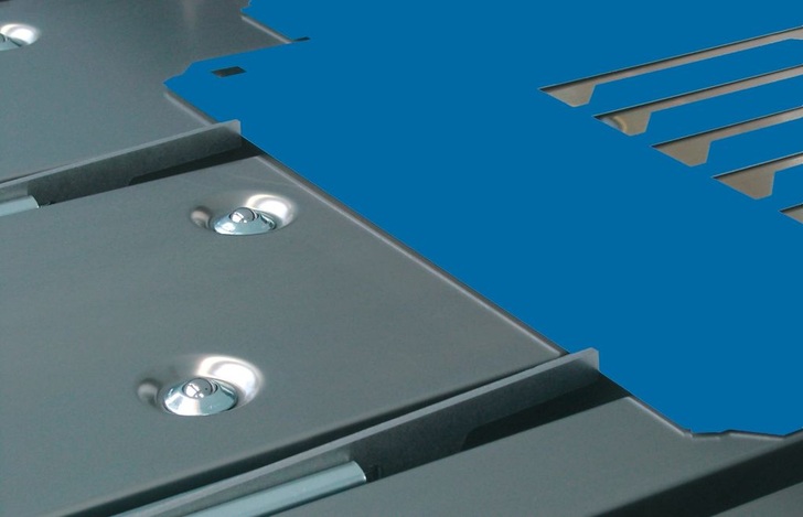 Das sogenannte Blechhochhalte- und Hinteranschlagsystem der Schwenkbiegemaschine RAS Flexibend eignet sich besonders zum Biegen flächiger Werkstücke. Da deren Gewicht komplett auf dem Hochhaltesystem aufliegt, hat der Bediener wenig Mühe mit schweren Biegeteilen