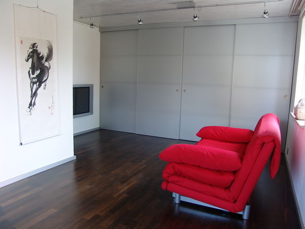 Spenglermeister Michael Schrodt aus Markt Indersdorf “lagert“ wie es sich für einen Herzblutspengler gehört , seine Kleidungsstücke in einem metallbekleidetem Schiebetürenschrank - Schrodt