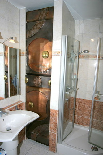 Diese Nischenbekleidung im Badezimmer verbirgt eine Gas-Etagenheizung Funktionsbedingt ergeben sich drei wichtige Anforderungen an die Bekleidung - V. Eisenhard - © V. Eisenhard
Diese Nischenbekleidung im Badezimmer verbirgt eine Gas-Etagenheizung Funktionsbedingt ergeben sich drei wichtige Anforderungen an die Bekleidung - V. Eisenhard - © V. Eisenhard