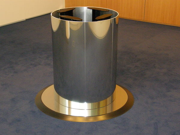 Hightech-Ausstattung: Ein Bauteil für einen Konferenztisch aus Edelstahl - Lummel - © Lummel
