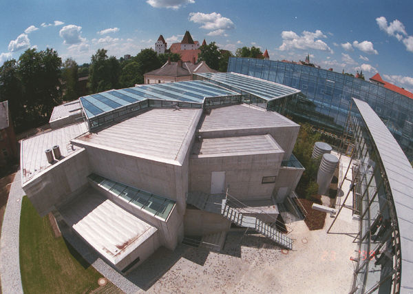 Bei einer Banddicke von 0,5 mm macht die durchgehende, elektrisch leitende Dachhaut eines Edelstahldachs einen zusätzlichen Blitzschutz oft überflüssig; bei 0,4 mm dünnen Bändern wird der Blitzschutz sehr erleichtert. - Hans Peter Rösch, Gärtringen