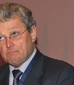 In seinem Grußwort beschrieb ZVSHK-Präsident Manfred Stather eine erwartungsvolle Klempnerzukunft und ließ keinen Zweifel daran, dass er sein Klempnerherz am rechten Fleck trägt In seinem Grußwort beschrieb ZVSHK-Präsident Manfred Stather eine erwartungsvolle Klempnerzukunft und ließ keinen Zweifel daran, dass er sein Klempnerherz am rechten Fleck trägt
