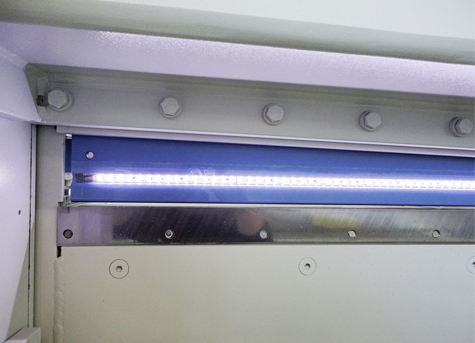 Das Schechtl-­Highlight: die im Niederhalter von Motor- oder Hand­tafelscheren eingebaute LED-Schnittspaltbeleuchtung - Schechtl Maschinenbau