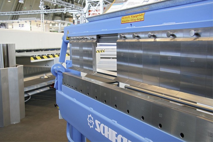 Für die SegmentBiegemaschinen vom Typ UKV sind hohe Werkzeugeinsätze erhältlich - Schechtl Maschinenbau