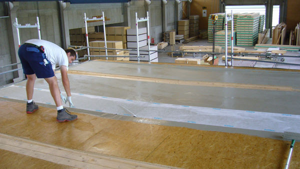 Das Vlies wird blasenfrei in die erste Harzschicht eingearbeitet. - Triflex - © Triflex
Das Vlies wird blasenfrei in die erste Harzschicht eingearbeitet. - Triflex - © Triflex