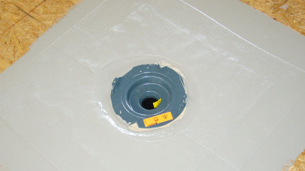 Für die Abdichtung der Gullys wird Triflex ProDetail verwendet. - Triflex