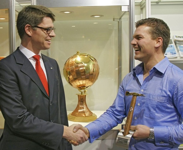 Mike Bucher (Prefa) und Daniel Fritz („Bestes Design“, Spenglermeisterschule Schweinfurt) - Buck