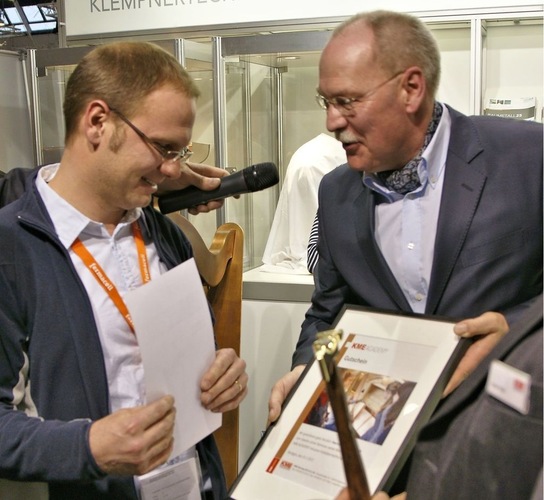Hermann Kersting (KME) und Christian Henn („Bester Ziergegenstand“, Robert-Mayer-Schule Stuttgart) - Buck - © Buck Hermann Kersting (KME) und Christian Henn („Bester Ziergegenstand“, Robert-Mayer-Schule Stuttgart) - Buck - © Buck