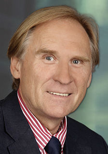 Der Spenglermeister und
Vorjahressieger des BAUMETALL-
Innovationspreises
2012 in der Kategorie Fachbetriebe
und Organisationen
war bereits nach dem Durchlesen
der einzelnen Bewerbungen
sehr beeindruckt.Fritz Reinbold
Friesach, Österreich Der Spenglermeister und
Vorjahressieger des BAUMETALL-
Innovationspreises
2012 in der Kategorie Fachbetriebe
und Organisationen
war bereits nach dem Durchlesen
der einzelnen Bewerbungen
sehr beeindruckt.Fritz Reinbold
Friesach, Österreich