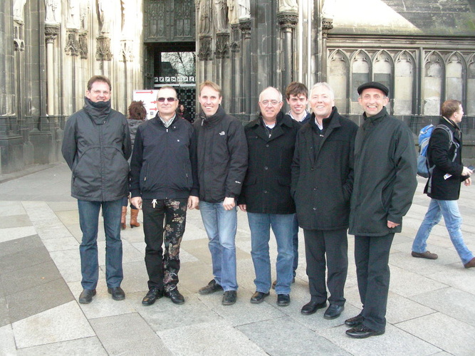 Einige Mitglieder der ZVSHK-Projektgruppe Klempnertechnik kurz vor der Dachbegehung - © Thomas Dietrich/TD -- bueroTD(ät)t-online.de