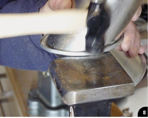 Schließen des einfachen Rohrfalzes mit dem Hammer… Schließen des einfachen Rohrfalzes mit dem Hammer…