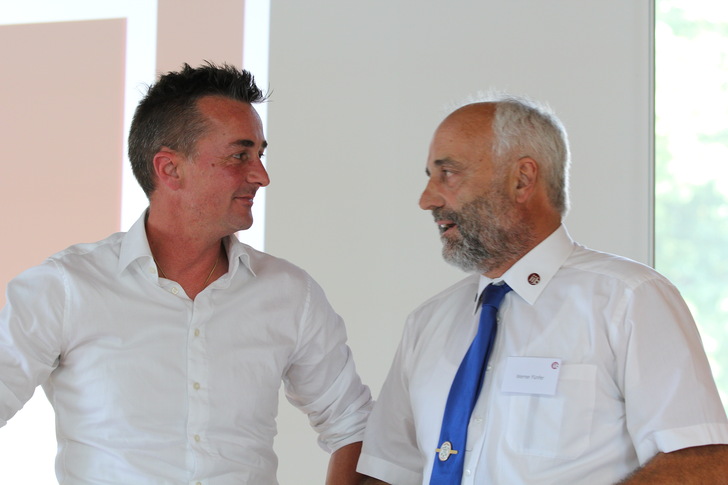 <p>Peter Trenkwalder wird von Werner Fünfer verabschiedet</p> - © Buck Peter Trenkwalder wird von Werner Fünfer verabschiedet - Buck