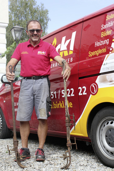  Das Spenglerteam um Martin Weiß fragt sich, was es mit diesen Eisengestellen auf sich gehabt haben könnte   ﻿