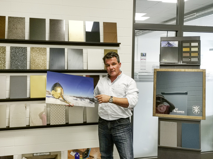 Bruno Rösch freut sich im Rimex-­Showroom über den neuen Standort in Weinstadt