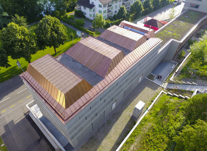 Das Kirchendach aus der Vogelperspektive mit den vier Aufbauten und dem umrahmenden Saum aus Kupferbahnen