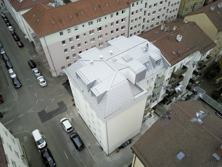 Ein ungenutztes Dach­geschoss wurde in attraktiven Wohnraum umgewandelt. Das Ganze ­erhielt ein sehenswertes Dach aus ­Aluminium