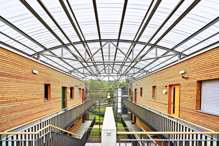 Rhenoplast-Lichtplatten ermöglichen die architektonisch elegante Belichtung von innen liegenden und nach außen hin geschlossenen Räumen - © Bild: FDT / Sven-Erik Tornow
