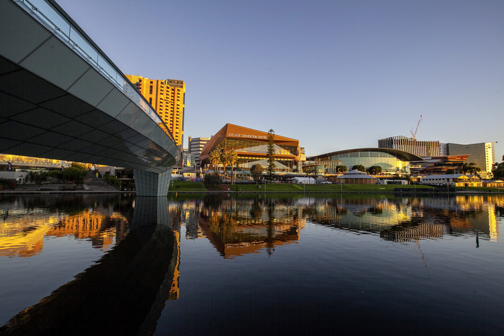 Der im Abendlicht rostbraun wirkende Farbton elZinc Rainbow Rot spiegelt sich im Wasser des Torrens, der durch Adelaide fließt - © Bild: elZinc Australia
