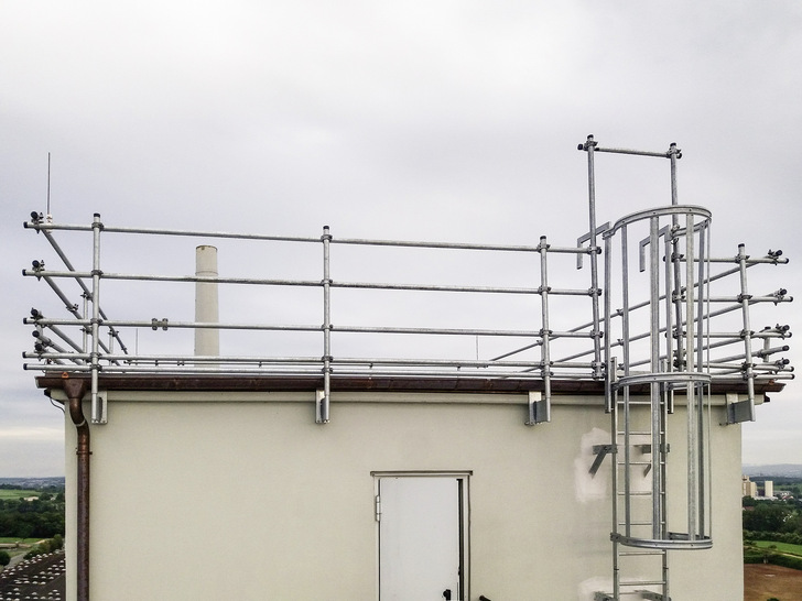 Das maßgeschneiderte Geländer der Sifatec GmbH bietet dauerhaften Schutz bei Arbeiten auf Flach- oder Kuppeldächern - © Bild: Südzucker AG
