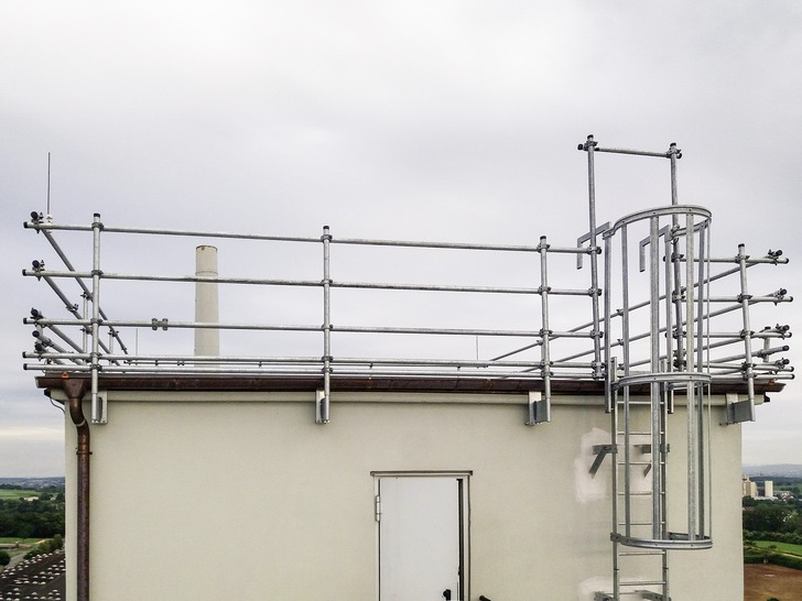 Das maßgeschneiderte Geländer der Sifatec GmbH bietet dauerhaften Schutz bei Arbeiten auf Flach- oder Kuppeldächern