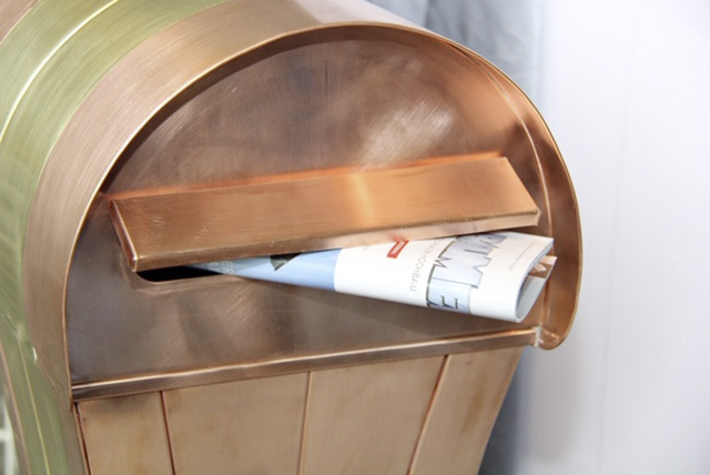Ein wahres Meisterstück ist dieser Stand-Briefkasten aus Kupfer und Messing von Andreas Weber - © Bild: unbekannt
