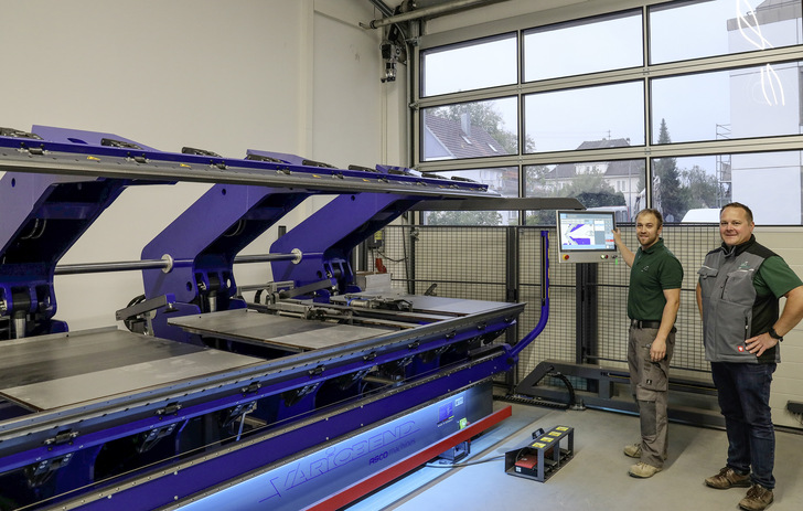 Die Mitarbeiter von Philipp Buck (r.) sind stolz auf die neue Werkstatt …