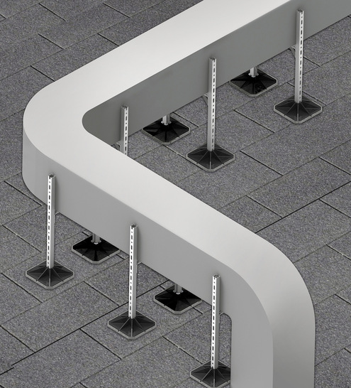 Montagebeispiel für einen Luftkanal auf dem Dach mit den Mefa-Dachhaltern Big Foot. Vorteile sind große Auflageflächen, was die Belastung des Dachs vermindert, sowie die schwingungsdämpfenden Eigenschaften des Materials - © Bild: Mefa
