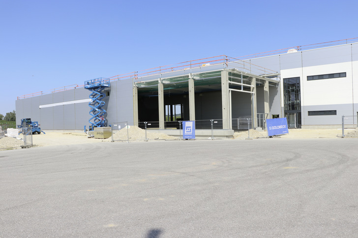 Dieses Projekt stellte IHV Jacob innerhalb von rund sechs Wochen fertig: Dach und Fassade eines 10 000-Quadratmeter-Gebäudes wurden maßgeschneidert mit Metall bekleidet