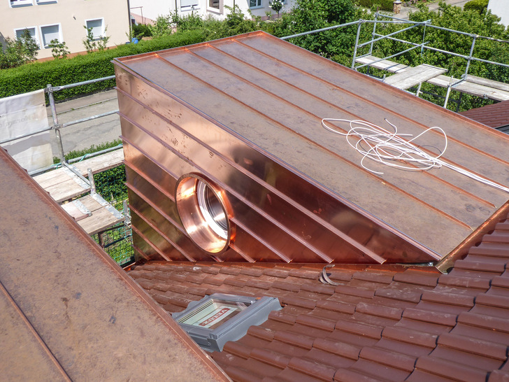 Anspruchsvolle Details: waagerechte Falzführung, runde Laibungsprofile und Entwässerungsrinne