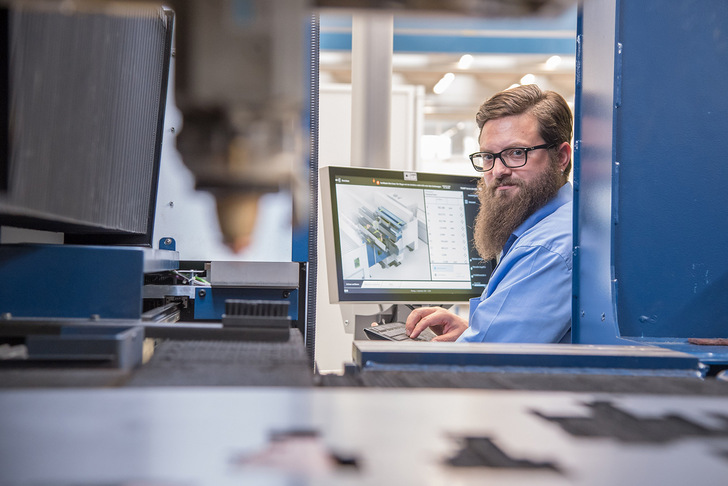 Die Digitalisierung unterstützt Blechfertiger bei der täglichen Arbeit. Auf der Blechexpo zeigte Trumpf neue Lösungen für die vernetzte Fertigung