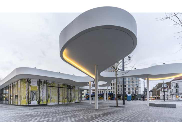 Die geschwungene weiße Attika vereint die Haltestellen für Bus und Bahn und das Café zu einem schicken Platz mit urbanem und gleichzeitig spielerischem Flair