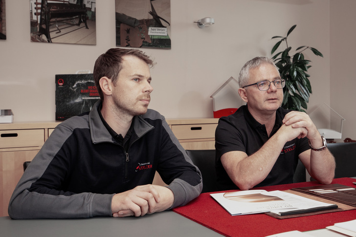 ￼ Die Flaschnermeister Florian Geier und Peter St﻿elzer (r.) haben keine Probleme, junge Fachkräfte oder Azubis zu finden
