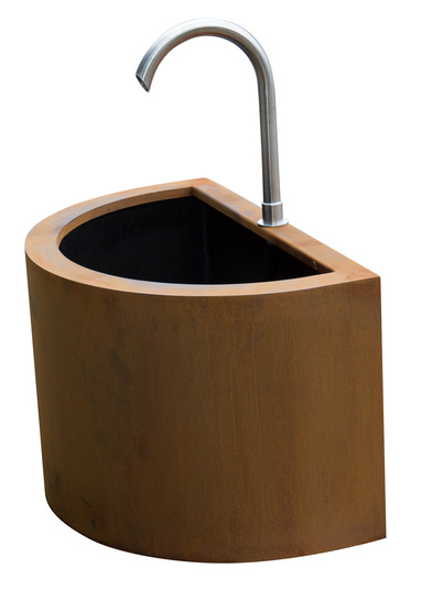 Typisch Gartenmetall: ein Brunnen aus Cortenstahl – die rund gebogene Form entsteht durch Radius-Step-Biegen auf der Schwenkbiegemaschine