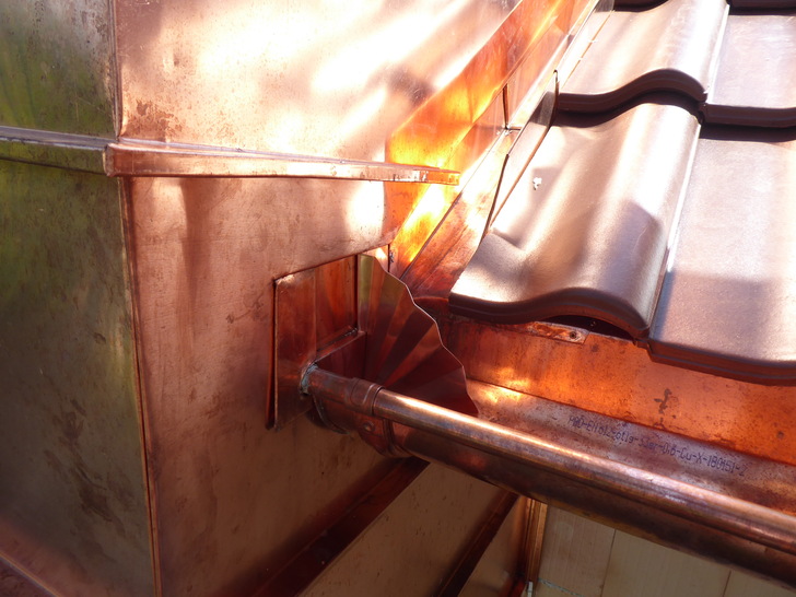 Perfekte Details bei der Bekleidung zweier Dachgauben an einem Wohnhaus mit Kupfer