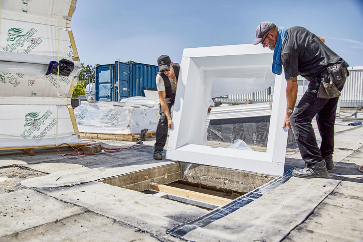 Die Sanierung von Oberlichtern gehört zu den Aufgaben, die ein Dachprofi im Portfolio haben sollte - © Bild: Kingspan Light + Air Essmann
