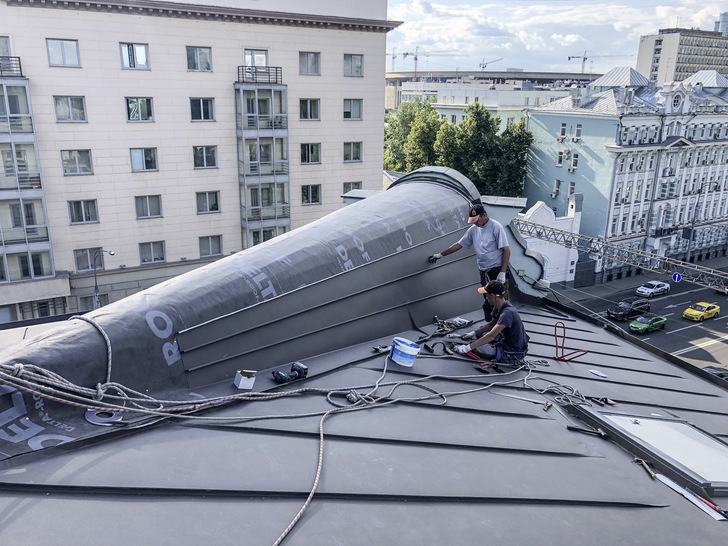 Stehfalzeindeckung auf außergewöhnlicher Dachform