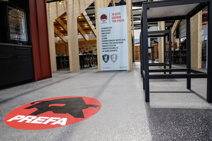 Handwerk ist vor allem eins: bodenständig! Daher informiert das Enke-Werk rechtzeitig zur kühleren Jahreszeit über dieses besondere Boden-Projekt in den Schulungsräumen der Prefa-Academy in Neu-Ulm