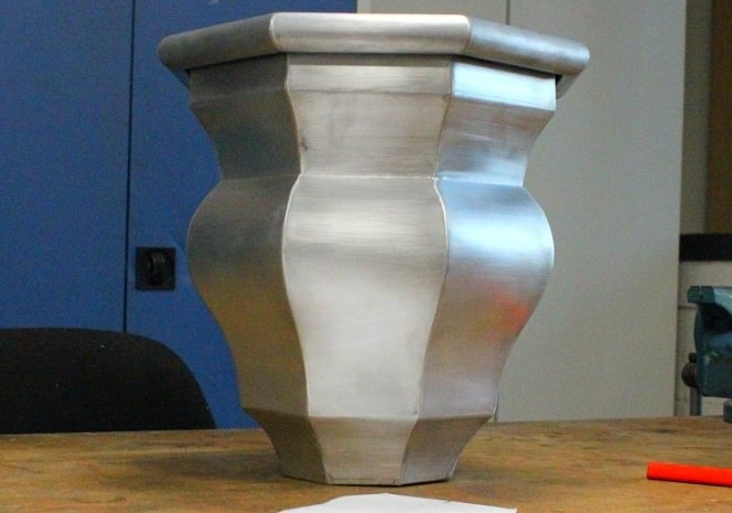 Dieses Bauteil ist das Übungsstück eines Meisterkurs-Teilnehmers: ein 8-teiliger geschwungener Rinnenkessel in Zink, entstanden in der Praxiswoche.